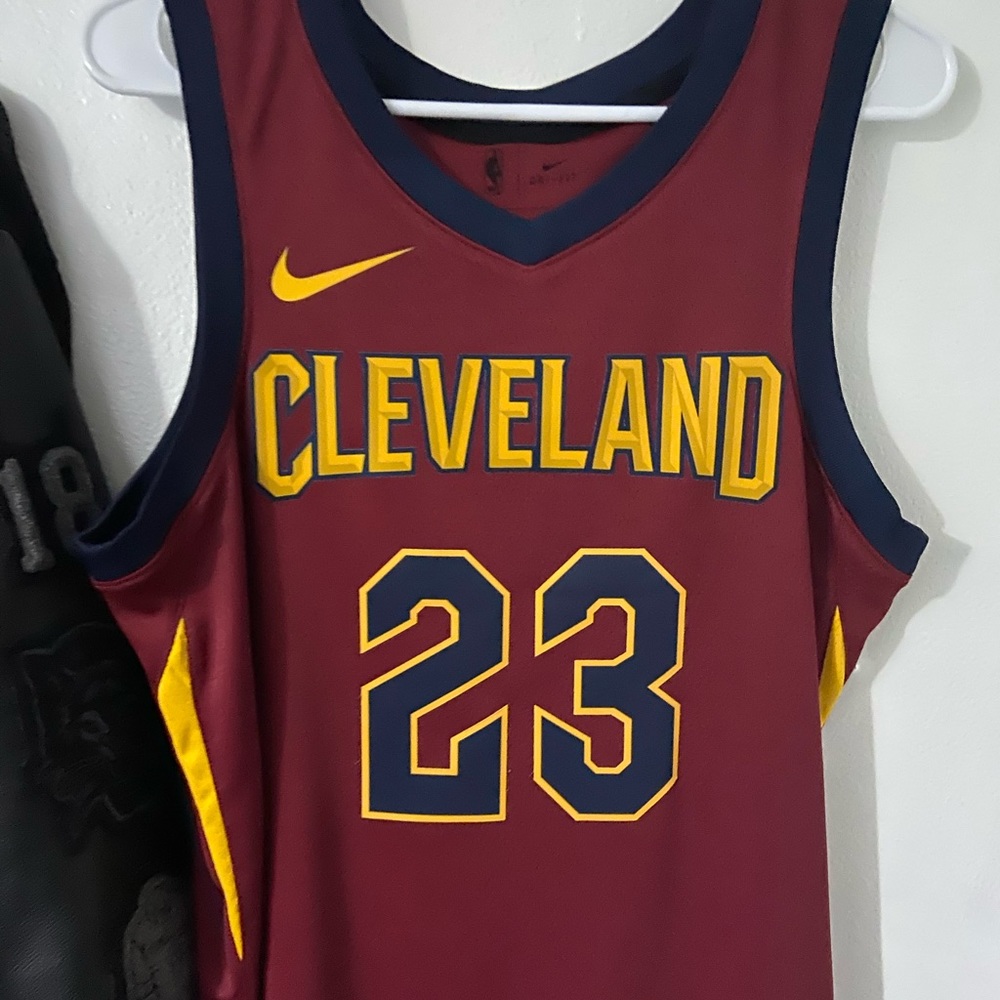 LeBron James Cleveland Cavs GOAT jersey Medium